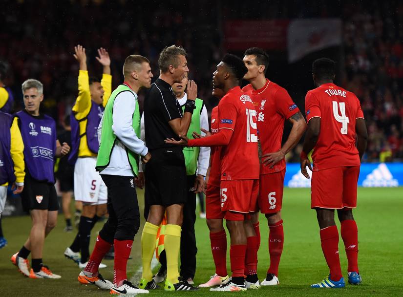 I giocatori del Liverpool protestano per un presunto fuorigioco sull&#39;azione del gol del Siviglia. Getty
